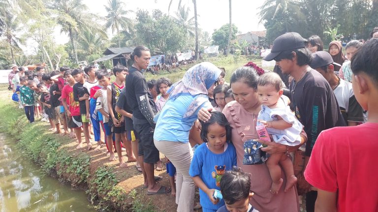 Relawan Komando Gibran Bagikan 500 Peket Makanan Gratis Kepada Masyarakat Cianjur