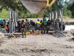 Gerak Cepat TNI Merakit Jembatan Baily dan Membangun Bronjong di Desa Saronda Bajo Barat