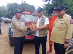 Direktur Kementrian Sosial RI Serahkan Bantuan Sembako Kepada Kepala Desa Buntu Barana