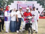 Peringati Hari Jantung Sedunia, Bupati Herman Serahkan Hadiah Kepada Peserta
