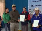 Warga Sindangkerta Pagelaran Sumringah, Terima Sertifikat dari Program PTSL
