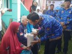 Lansia diKampung Pasar Baru, Terima Bantuan Beras dari Bupati Cianjur