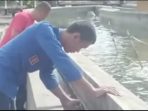 Satpol PP dan Damkar Cianjur Bersihkan Alun-alun untuk Salat Idulfitri