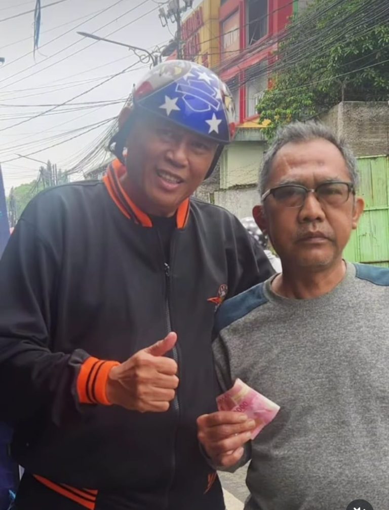 Dirut Perumdam Tirta Mukti Budi Karyawan Beri Santunan Pemilik Kios Bensin yang Ditabrak Oknum Suporter