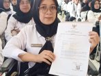 Haru dan Bahagia, Siti Guswatiningrum Terima SK PPPK di Kursi Roda Setelah 17 Tahun Mengabdi