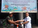 Kepala ATR/BPN Cianjur Ara Komara Sujana Bagikan Ratusan Bingkisan Daging Kurban