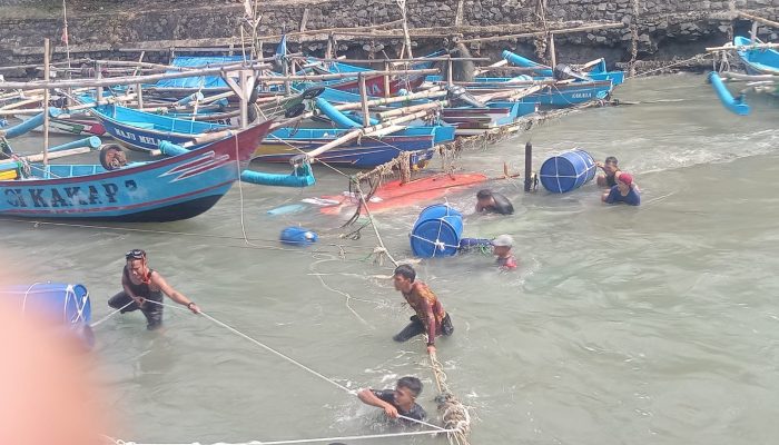 Puluhan Perahu Jayanti Tenggelam Dihantam Badai