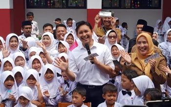 Bupati Wahyu Bagikan Obat Cacing Gratis,Targetkan Ribuan Siswa Sehat dan Produktif
