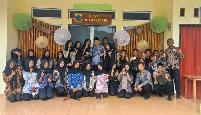 Calon Pengibar Bendera Sindangbarang Ziarah ke Makam Pahlawan Muaracikadu