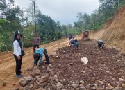 Jalan Amblas di Desa Karangharja Mulai Diperbaiki, Warga Harapkan Dukungan Pemerintah