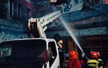 Api Masih Berkobar di Toko Sanya Cianjur, Dishub Kerahkan Crane dan Alihkan Arus