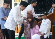 Tarling di Masjid Al Islah, Dirut Perumdam Tirta Mukti Syamsul Hadi Berbagi Kebahagiaan dengan Anak Yatim