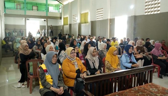 Suasana Haru Warnai Reses Ketua DPRD Cianjur di Desa Jati, Metty Triantika Rogoh Kocek Pribadi Bantu Langsung Tunai Komunitas Disabilitas